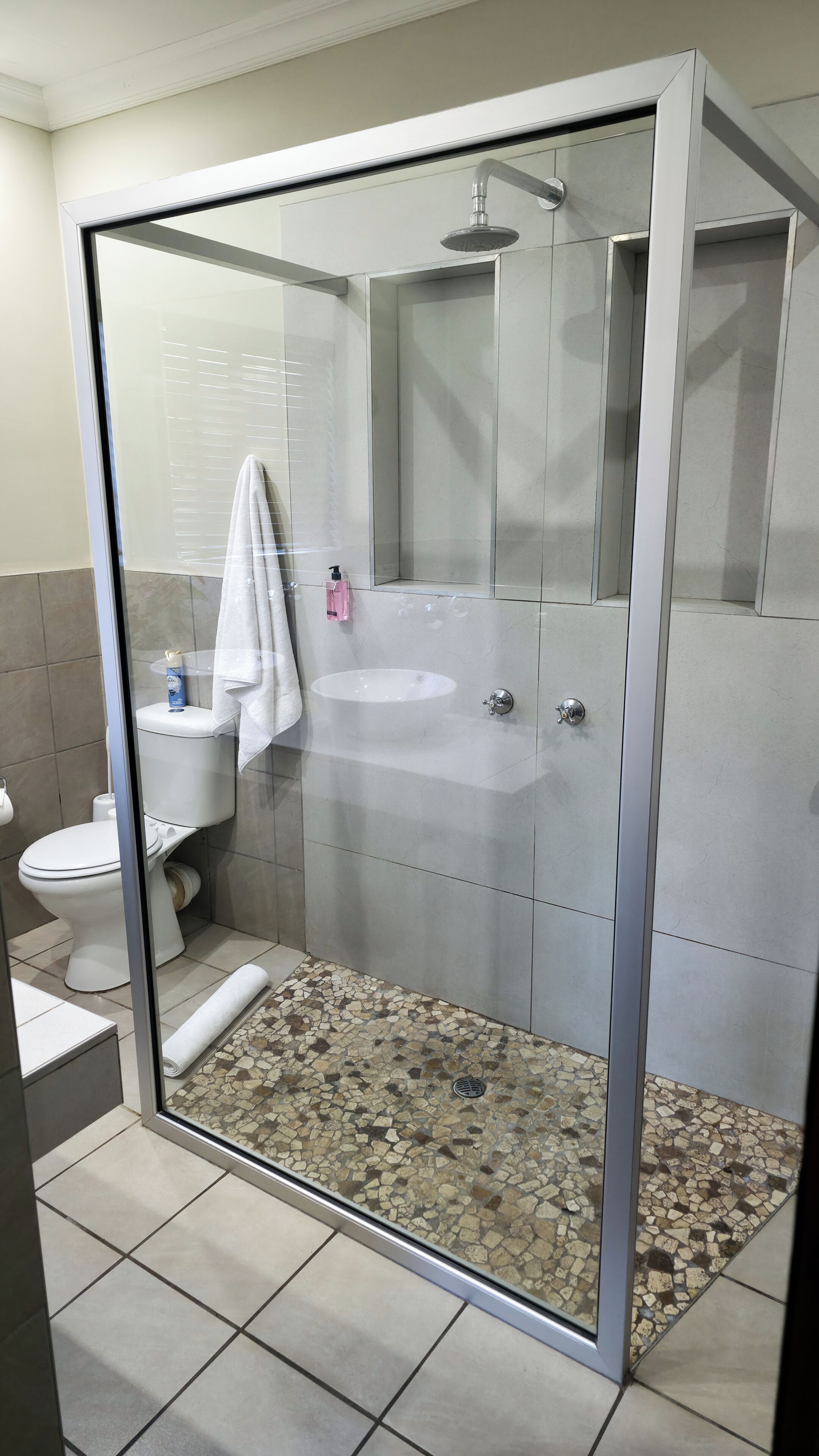 Deluxe-Doppel- oder -Zweibettzimmer, Terrasse, Gartenblick | Badezimmer | Badewanne und Dusche (separat), kostenlose Toilettenartikel