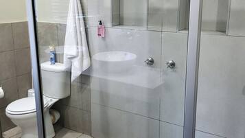 Deluxe-Doppel- oder -Zweibettzimmer, Terrasse, Gartenblick | Badezimmer | Badewanne und Dusche (separat), kostenlose Toilettenartikel