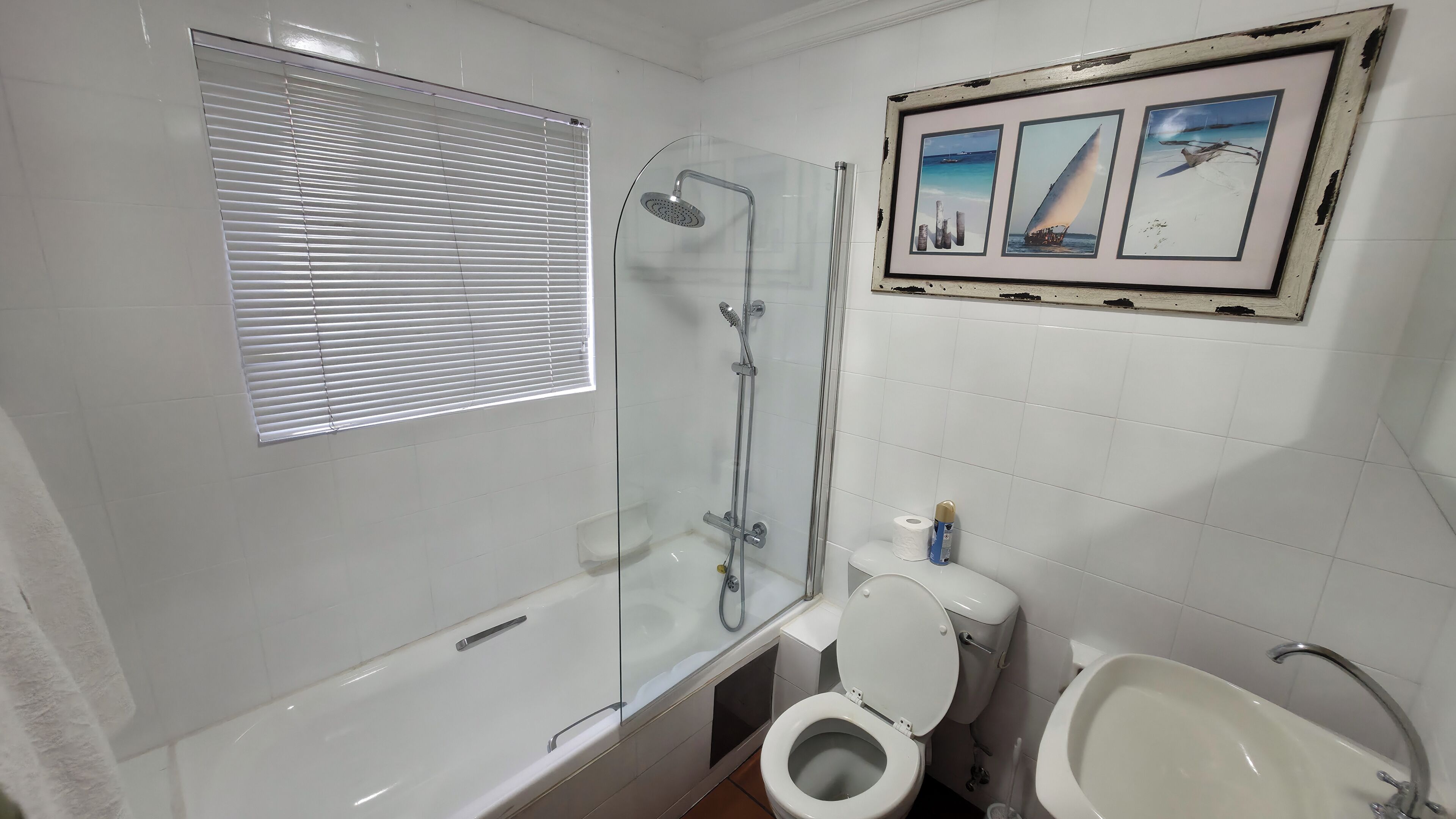 Junior-Apartment, Terrasse, Gartenblick | Badezimmer | Badewanne und Dusche (separat), kostenlose Toilettenartikel