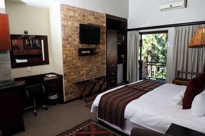 ห้องดีลักซ์ดับเบิลหรือทวิน, ลานระเบียง, วิวสวน | ทีวี