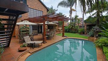 Una piscina al aire libre
