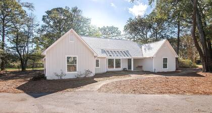 Modern Cottage with Endless Outdoor Activities in Pawleys Island, South Carolina