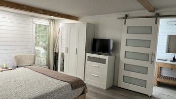 5 bedrooms, WiFi, bed sheets