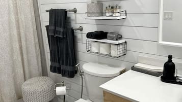 Séchoir à cheveux, serviettes fournies, savon, shampooing
