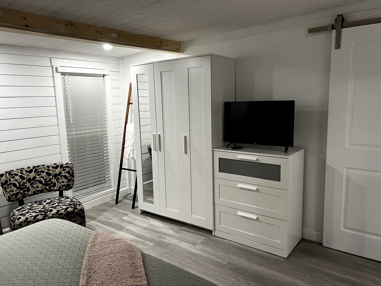 5 bedrooms, WiFi, bed sheets