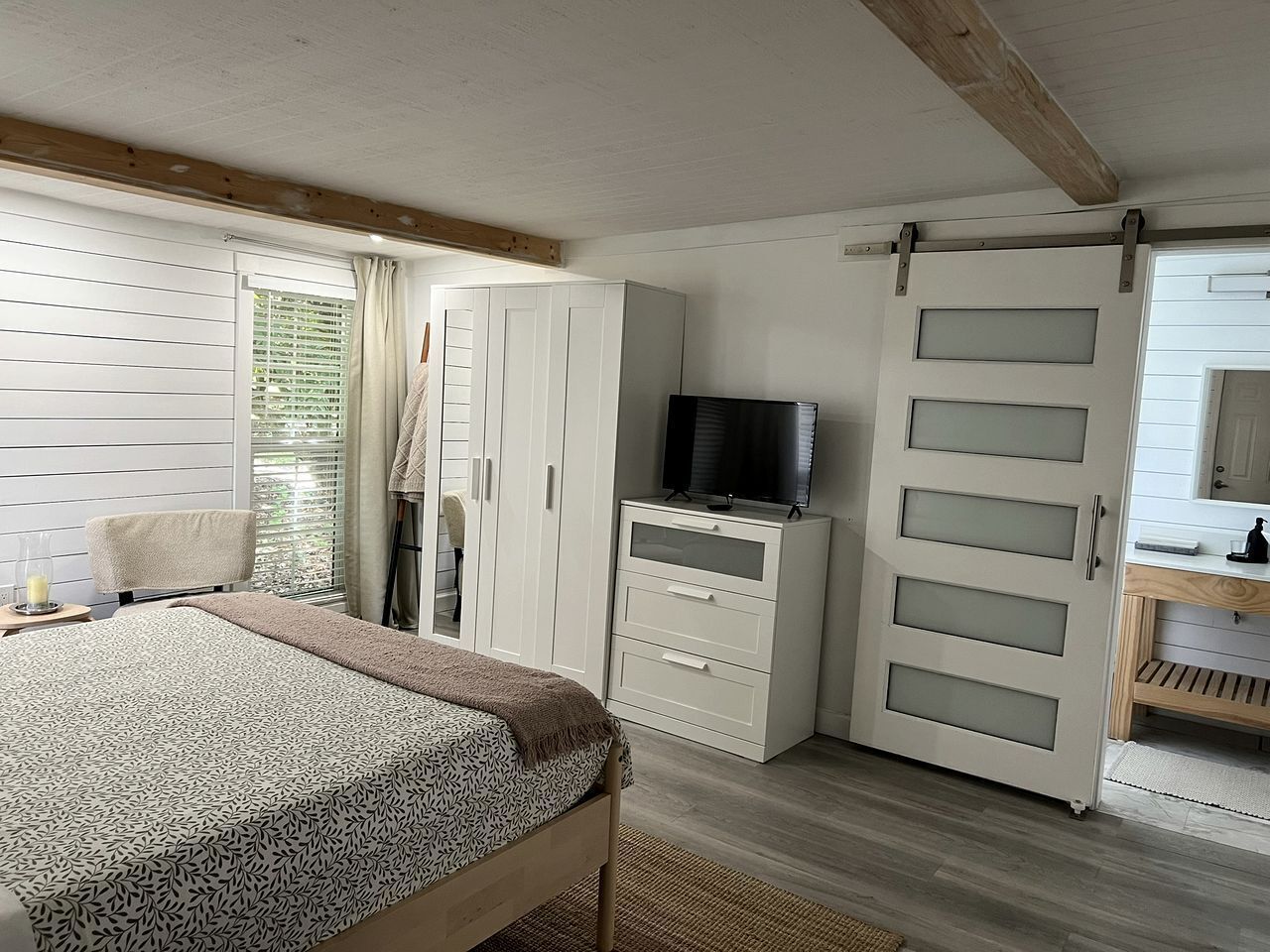 5 bedrooms, WiFi, bed sheets