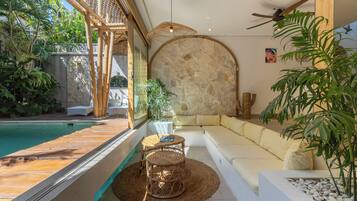 Una piscina al aire libre, tumbonas