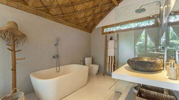 Villa Deluxe, 3 habitaciones, vistas a la piscina | Baño | Artículos de higiene personal gratuitos, secador de pelo y toallas