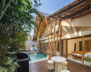 Hồ bơi ngoài trời, ghế dài tắm nắng 