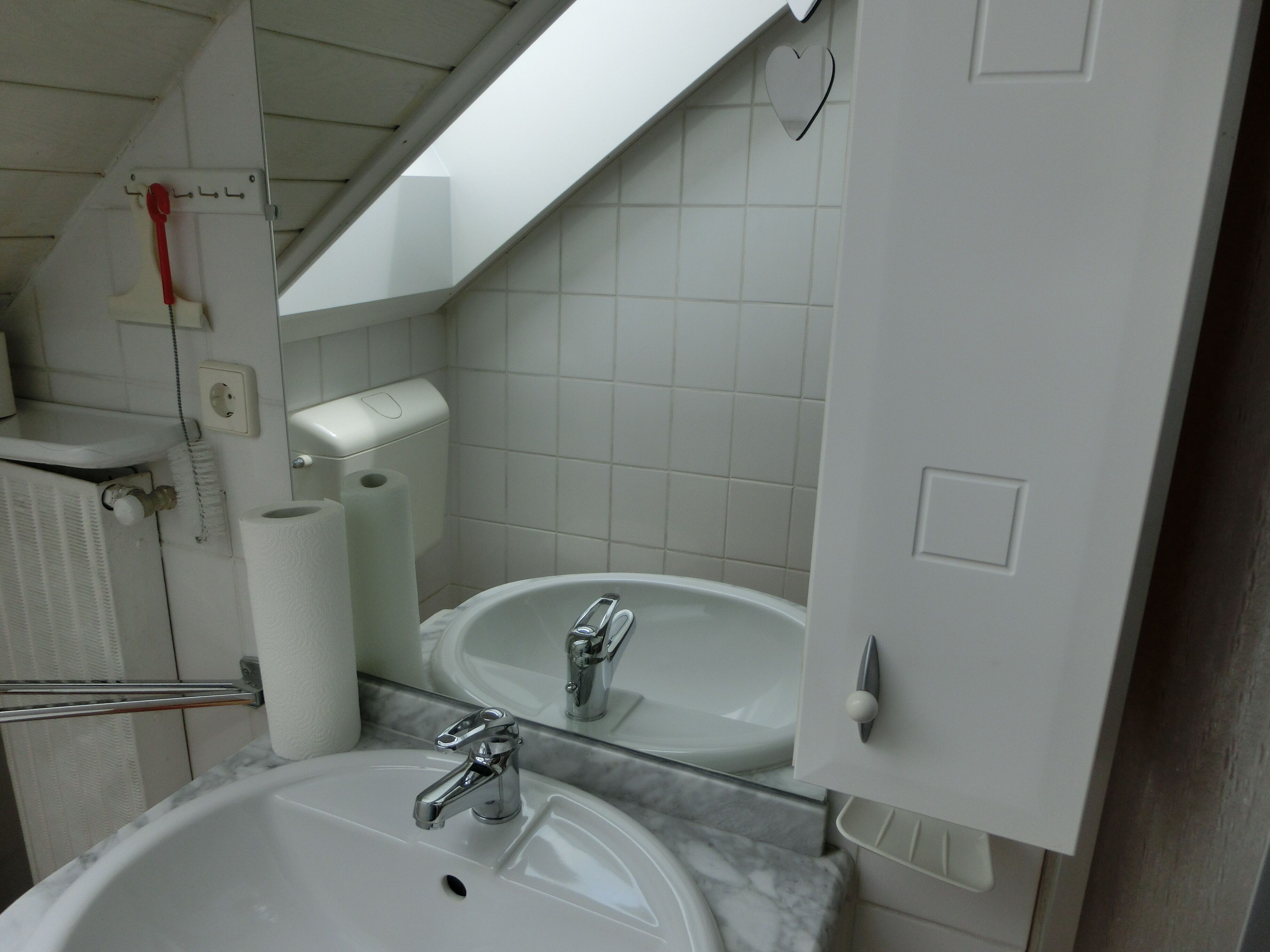 Serviettes fournies, papier toilette