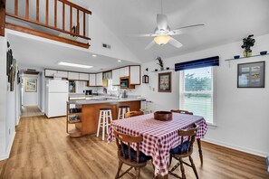 Dining - Coastal Oyster Cottage Retreat Near Cape Charles, Virginia (Cape Charles)