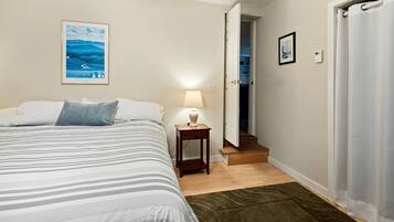 3 bedrooms, desk, WiFi, bed sheets