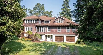 Beautiful Secluded Cottage with Fireplace and Amazing Views in Charlotte, Vermont