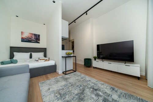 New central studio with balcony