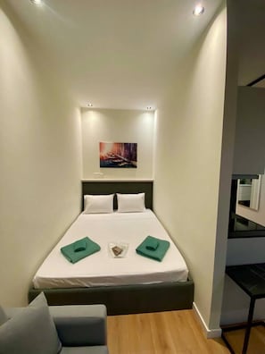 Room - New central studio with balcony (Limassol)