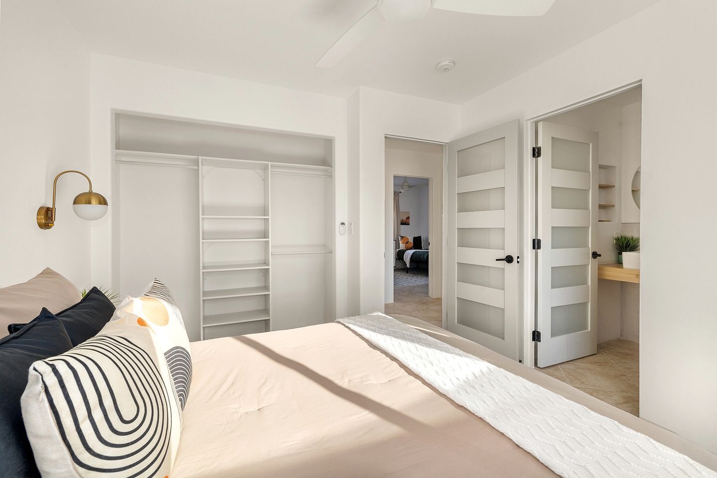 3 bedrooms, desk