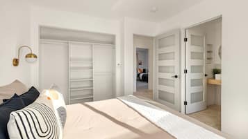 3 bedrooms, desk