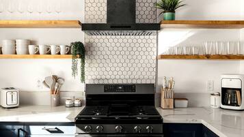 Coffee/tea maker, fridge, microwave, oven