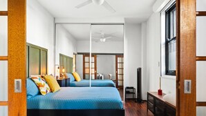 A modern hotel room with two beds, a ceiling fan, a TV, and a window. - Cute & Cosy - Walk to Sydney CBD & Harbour (Woolloomooloo)
