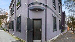 A building with a black door, a number '128' on the door, and a black gate in front. - Cute & Cosy - Walk to Sydney CBD & Harbour (Woolloomooloo)