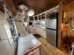 Private kitchen - Retro Trailer Rental for Glamping Getaway in Joshua Tree, California (Joshua Tree)