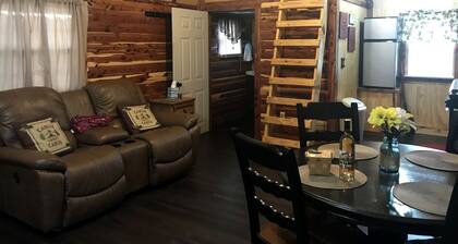 Cozy Cabin Rental on Vineyard in Allen, Oklahoma