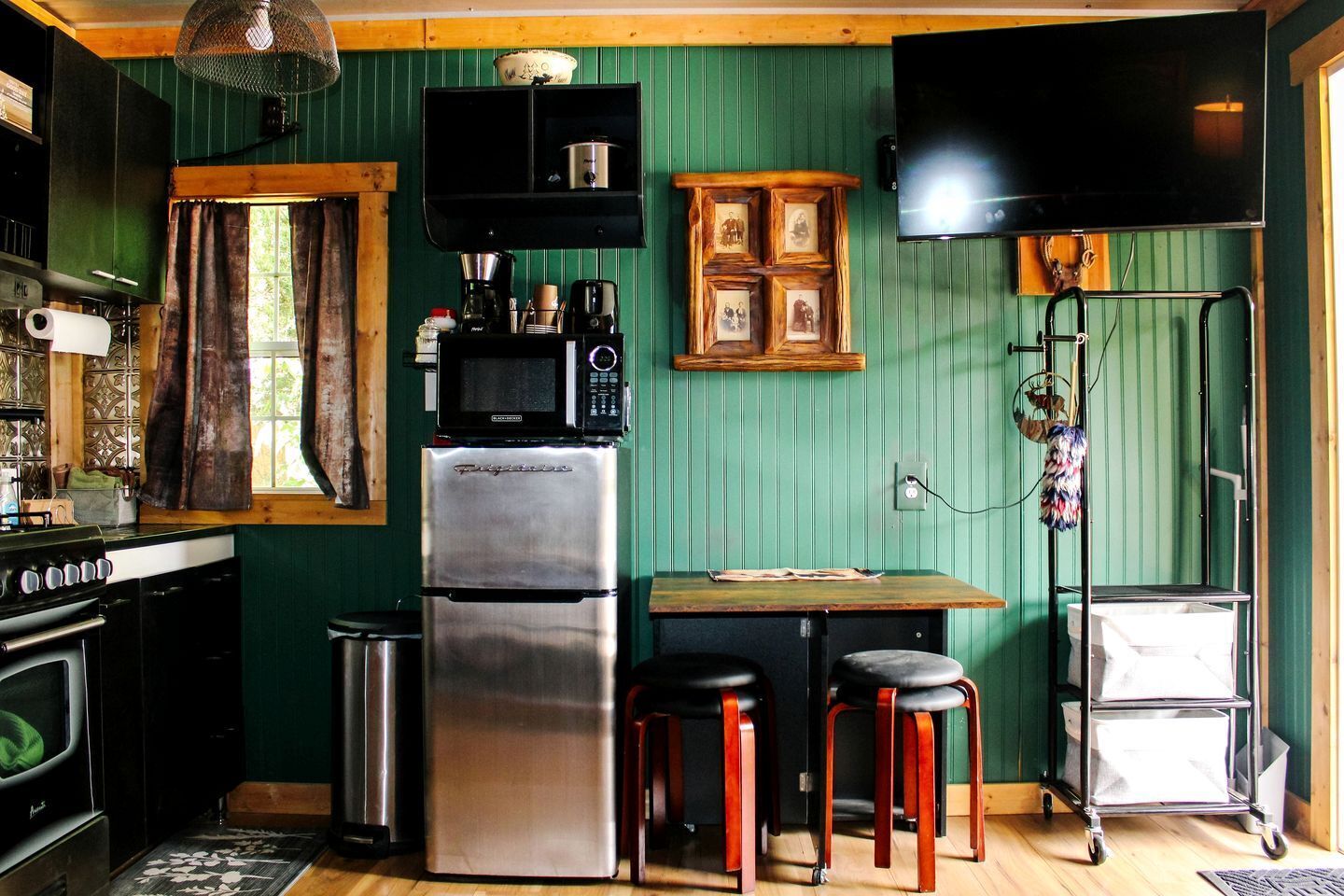 Kühlschrank, Mikrowelle, Ofen, Wasserkocher mit Kaffee-/Teezubehör