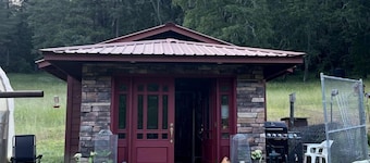 Charming Garden Cottage with 155-Acre Forest Retreat Near Wolf Creek, Oregon