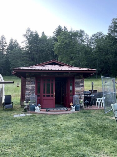 Charming Garden Cottage with 155-Acre Forest Retreat Near Wolf Creek, Oregon