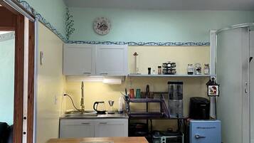 Cafetera o tetera, frigorífico y utensilios de cocina