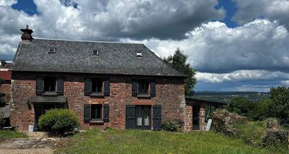 La jolie maison en grès rouge
