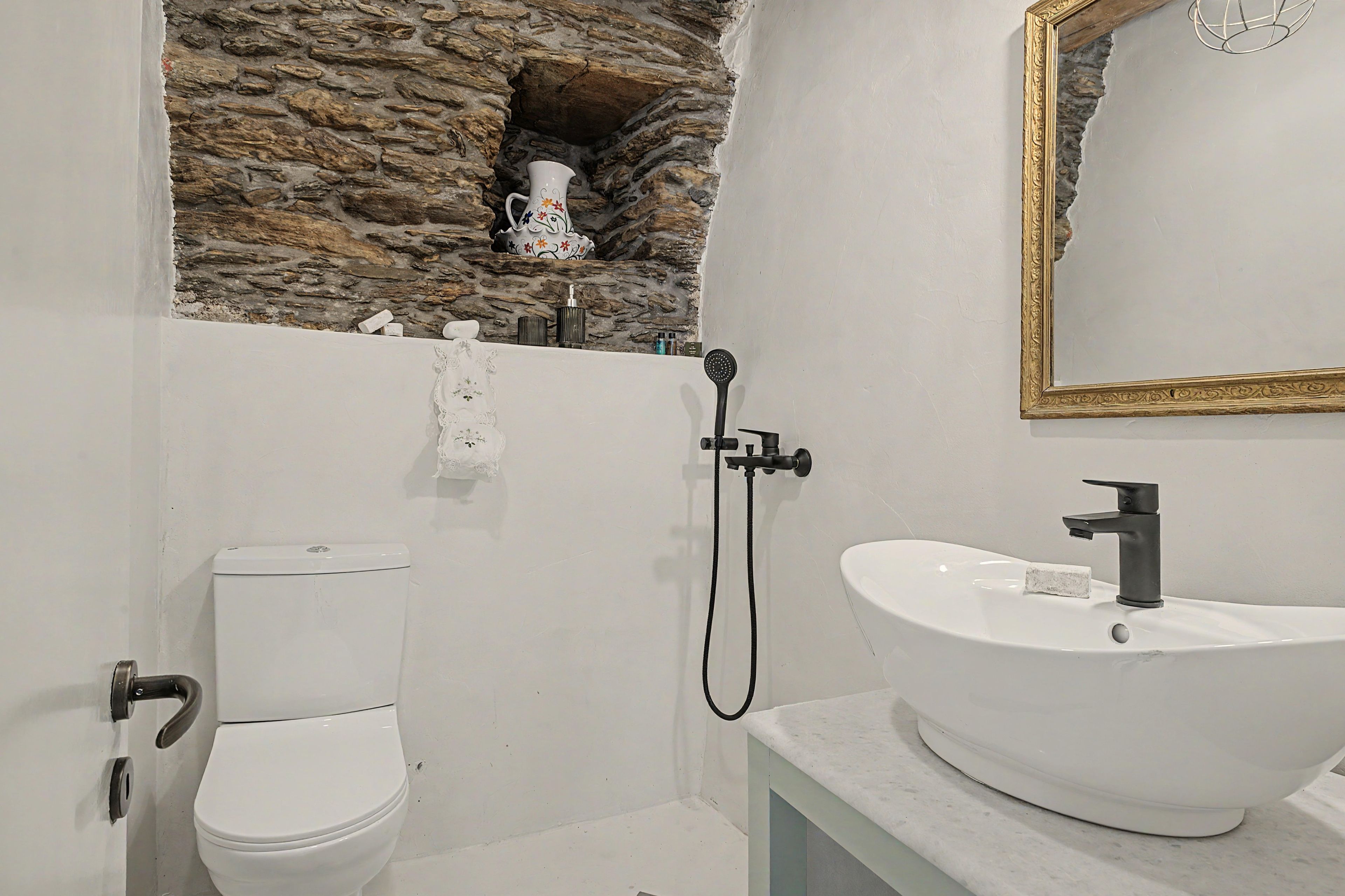 Ein Badezimmer mit Toilette, Waschbecken und Dusche.