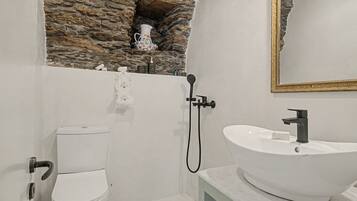 Ein Badezimmer mit Toilette, Waschbecken und Dusche.