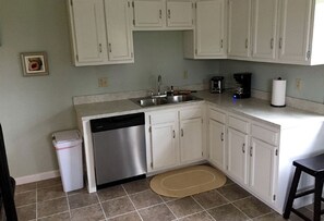 Wasserkocher mit Kaffee-/Teezubehör, Kühlschrank, Mikrowelle, Ofen