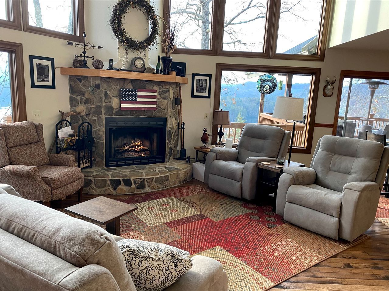 TV, fireplace