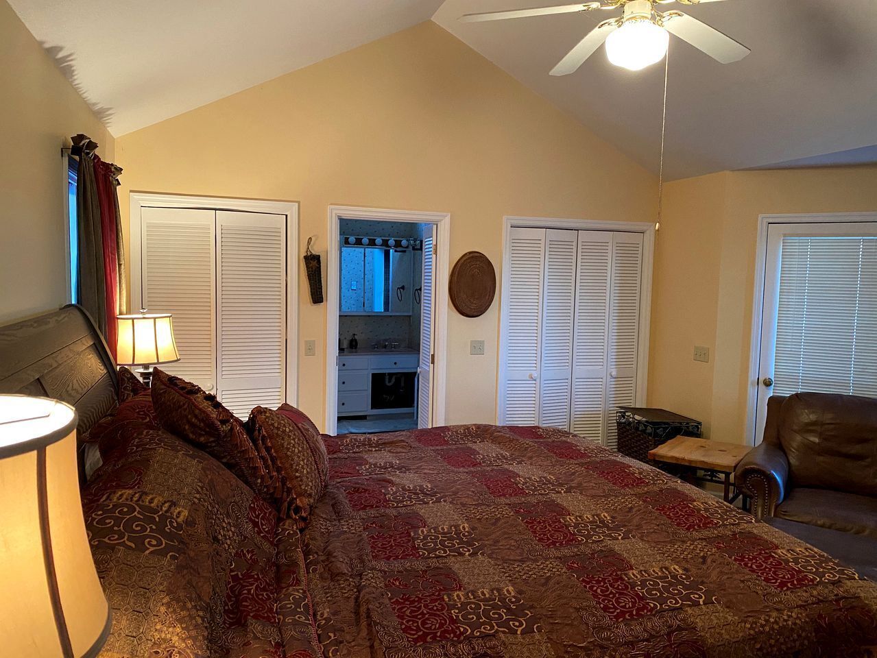Desk, iron/ironing board, WiFi, bed sheets