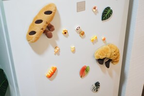 Eine Wand mit verschiedenen Dekorationen, darunter ein Plüschtier, ein Schild mit einem Schlüsselwort und mehrere kleine Figuren.