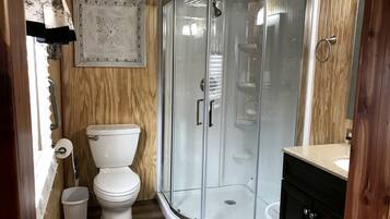 Haartrockner, Handtücher, Toilettenpapier
