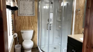Sèche-cheveux, serviettes fournies, papier toilette