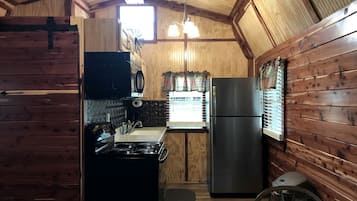 Coffee/tea maker, fridge, oven, stovetop