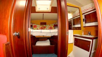 1 bedroom, bed sheets