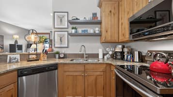 Coffee/tea maker, fridge, microwave, oven