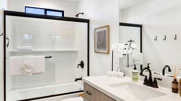 Jetted bath, towels