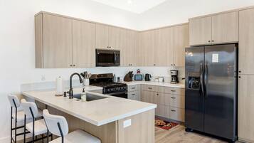 Coffee/tea maker, fridge, microwave, oven