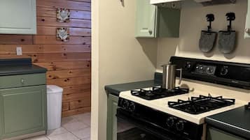 Coffee/tea maker, fridge, oven, stovetop