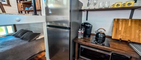 Kühlschrank, Herdplatte, Wasserkocher mit Kaffee-/Teezubehör