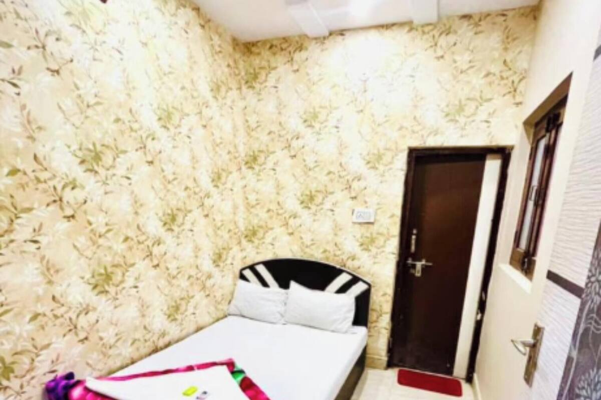 Ein Schlafzimmer mit einem Bett, einer Tür und einer Wand mit Muster.