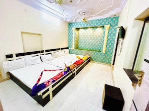Desk, free WiFi - Ajmer Hotel Aliza nr. Diggi Chowk (Ajmer)