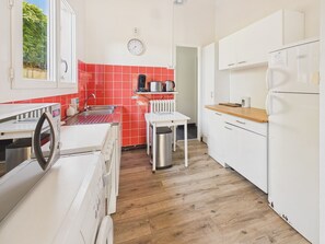 Wasserkocher mit Kaffee-/Teezubehör, Kühlschrank, Mikrowelle, Ofen