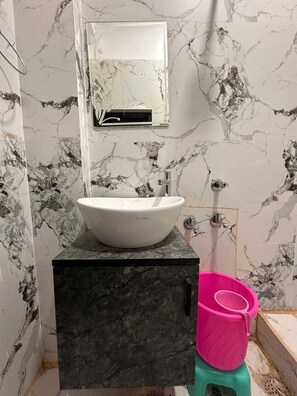 Shower, slippers, towels, soap - Hotel Airport Highway (LUCKNOW)
